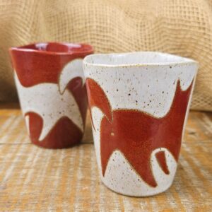 CONJUNTO DE 2 CANECAS<br /> Sapecão<br>Vinho e branco