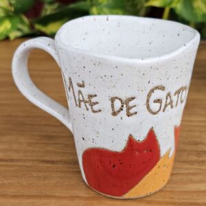 CANECA ONDULADA<br /> Mãe de Gatos com Orgulho <br>Off-white, vermelho e laranja