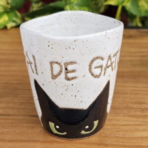 CANECA ONDULADA VELVY<br /> Pai de Gato <br>Off-white, preto e verde