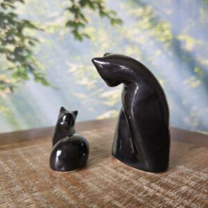 Pequenas esculturas de gatos em cerâmica MADONNA Q MIA preto