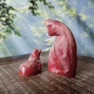 Pequena escultura de gato em cerâmica MADONNA Q MIA vinho rosé
