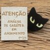 PLACA DECORATIVA HAROLDO<br /> Caráter<br /> Branco e preto