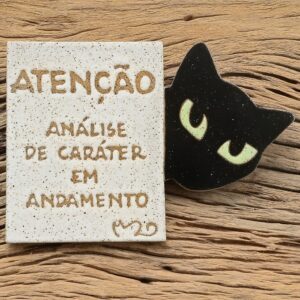 PLACA DECORATIVA HAROLDO<br /> Caráter<br /> Branco e preto