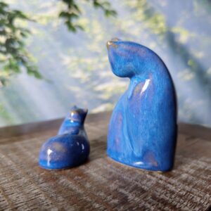 Pequena escultura de gato em cerâmica MADONNA Q MIA azul